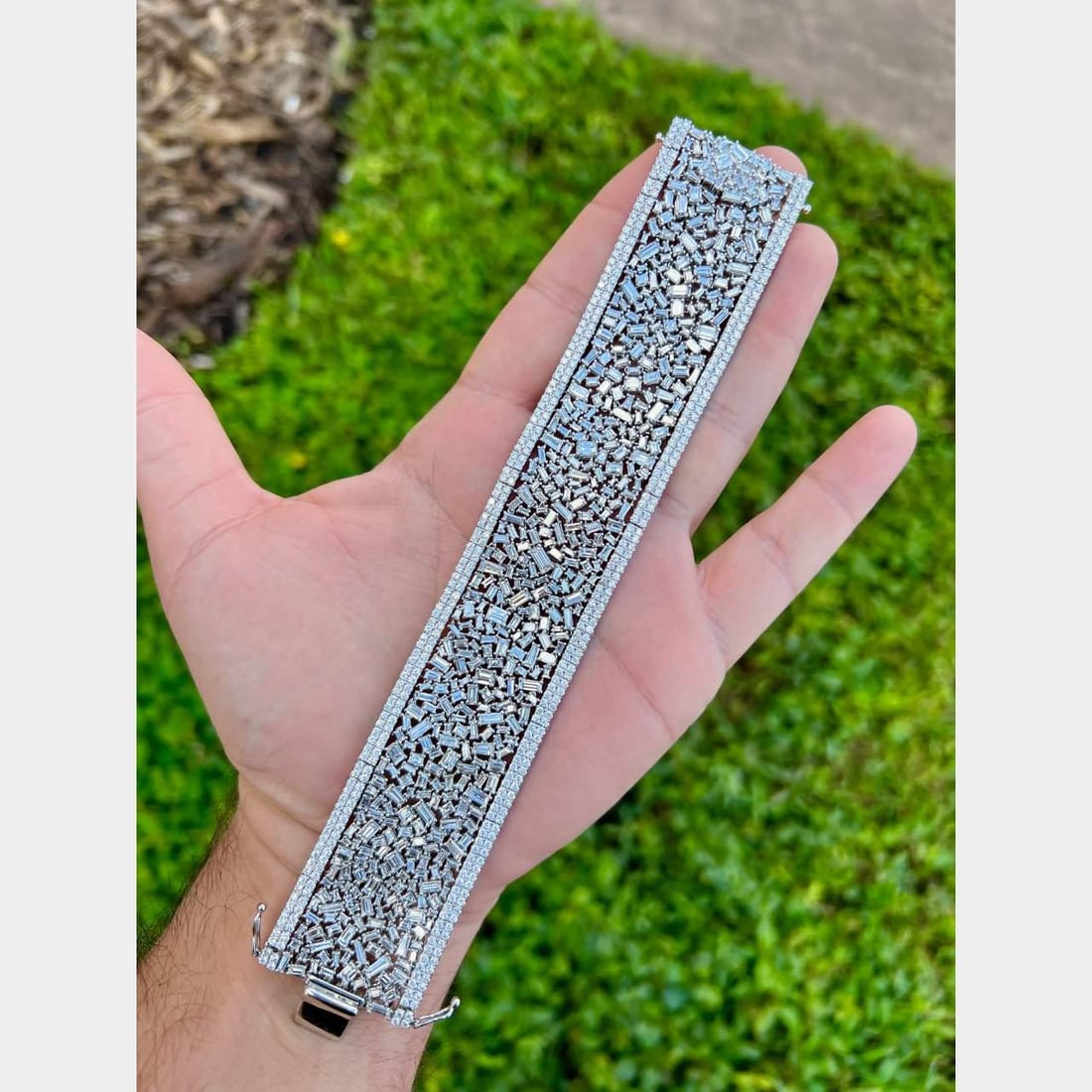 Elegant 18K White Gold 43 Ct Diamond Bracelet with 516 Baguette Diamonds: Elegant 18K White Gold 43 Ct Diamond Bracelet with 516 Baguette Diamonds This stunning 18K White Gold bracelet showcases an impressive total diamond weight of 43.00 Ct. The piece features 516 Baguette