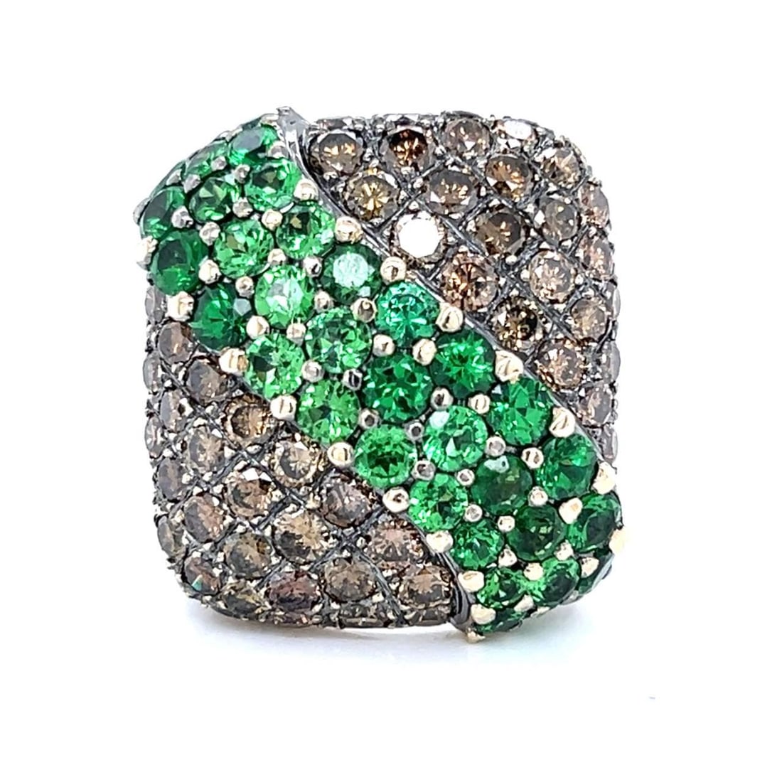 18K White Gold Ring with 64 Champagne Diamonds and 34 Green Garnets: 18K White Gold Ring with 64 Champagne Diamonds and 34 Green Garnets This exquisite ring features a stunning combination of 18K white gold, 64 champagne diamonds, and 34 green garnets. The champagne di