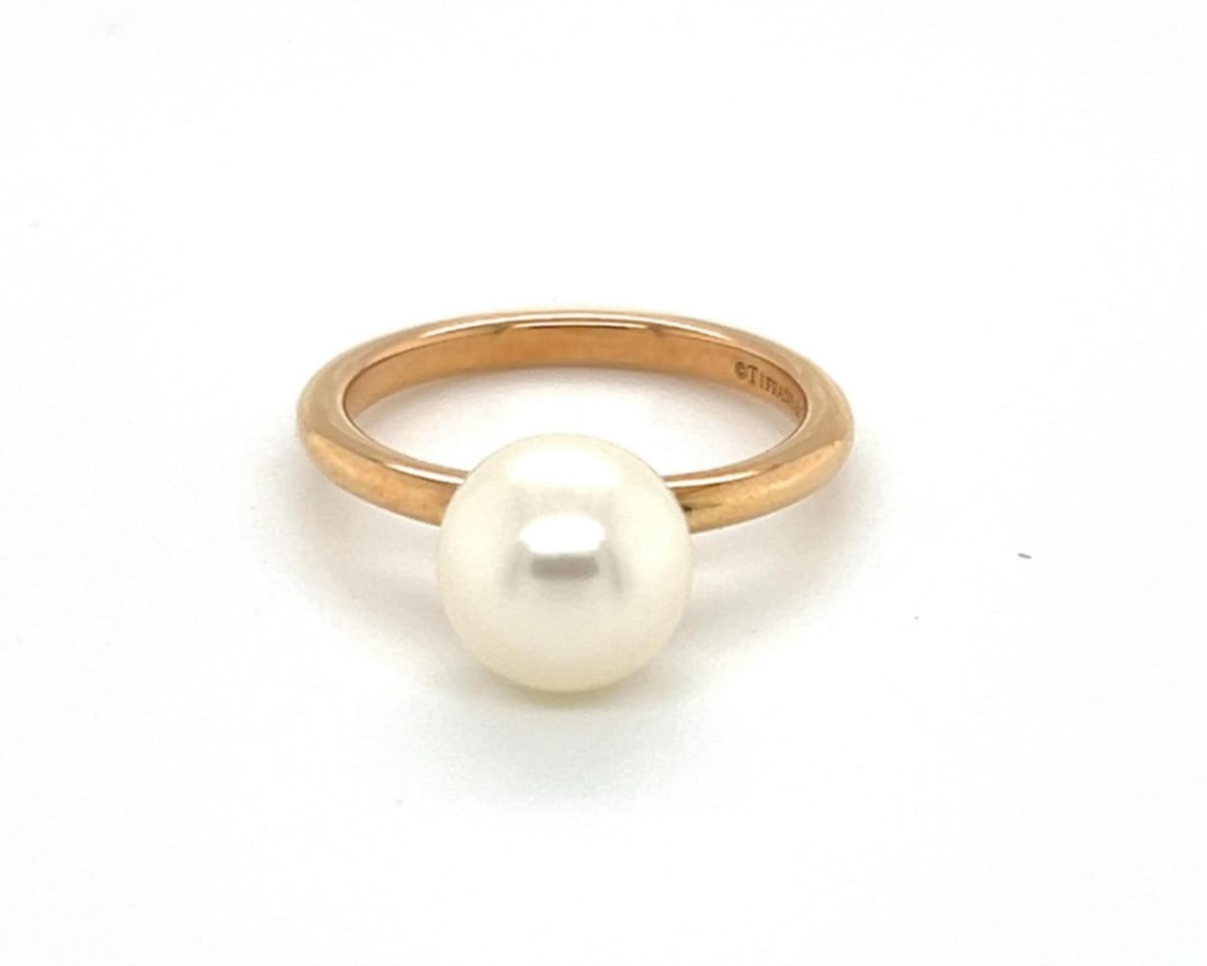 18k Rose Gold Ring with 8mm Freshwater Pearl Tiffany HardWear Size 5: 18k Rose Gold Ring with 8mm Freshwater Pearl Tiffany HardWear Size 5 This exquisite ring from the Tiffany & Co. HardWear collection is crafted in solid 18k rose gold, featuring a bold, sculptural thic