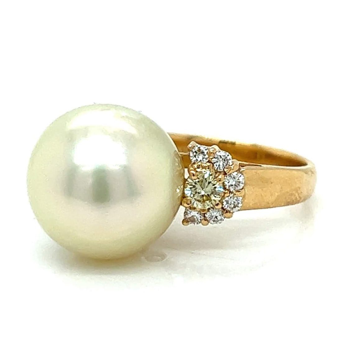 18K Yellow Gold South Sea Pearl Diamond Ring 0.70 Ct: 18K Yellow Gold South Sea Pearl Diamond Ring 0.70 Ct This exquisite 18K Yellow Gold ring features a stunning 14.3mm South Sea Pearl at its center, elegantly complemented by approximately 0.70 carats o
