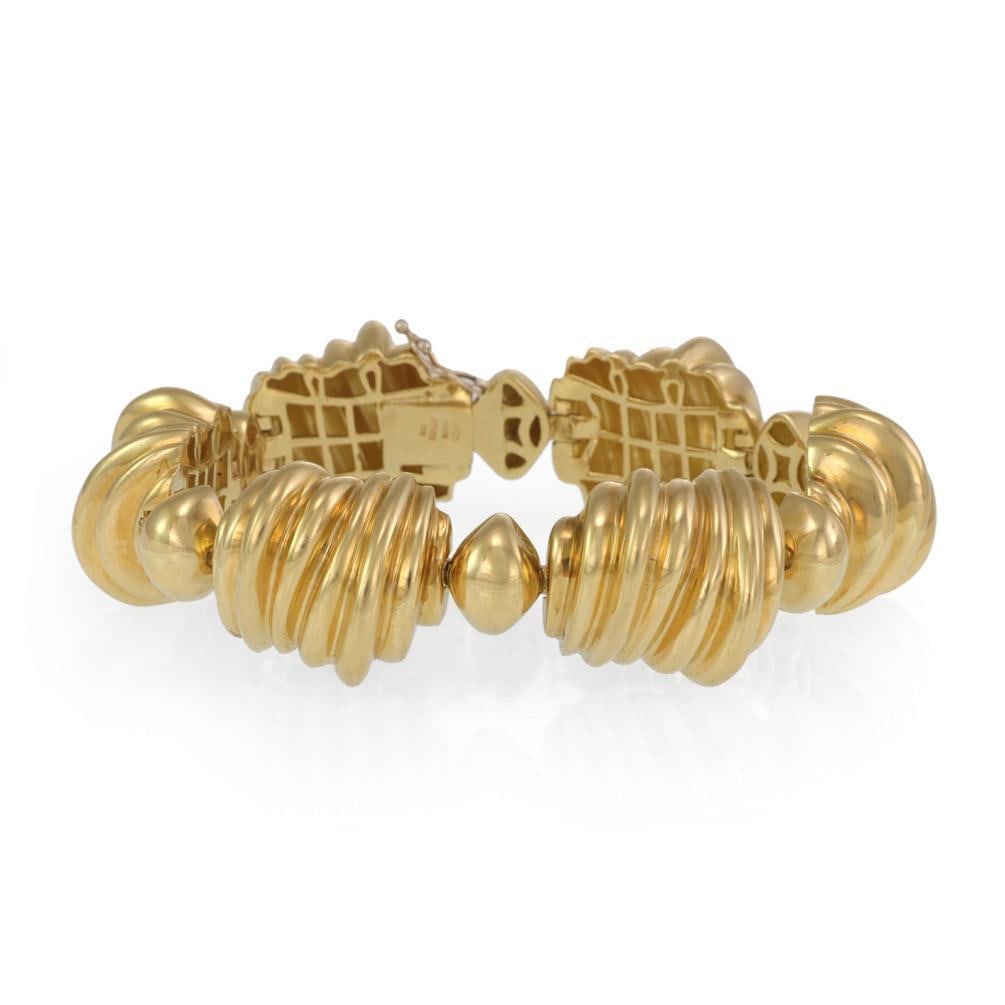 Elegant 18k Yellow Gold Fancy Link Bracelet 95.5g Italy 750: Elegant 18k Yellow Gold Fancy Link Bracelet 95.5g Italy 750 This stunning bracelet is beautifully crafted from 18k yellow gold with a polished finish. It features six large grooved shell design links,