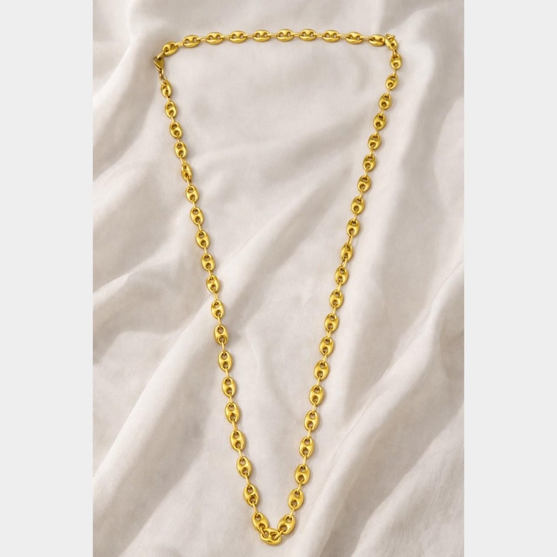Gucci Link Necklace in 18K Yellow Gold 28 Inch Length: Gucci Link Necklace in 18K Yellow Gold 28 Inch Length This 18K yellow gold Gucci-link necklace features a classic and elegant design. Weighing 29.4 grams and measuring 28 inches in length, it is craft