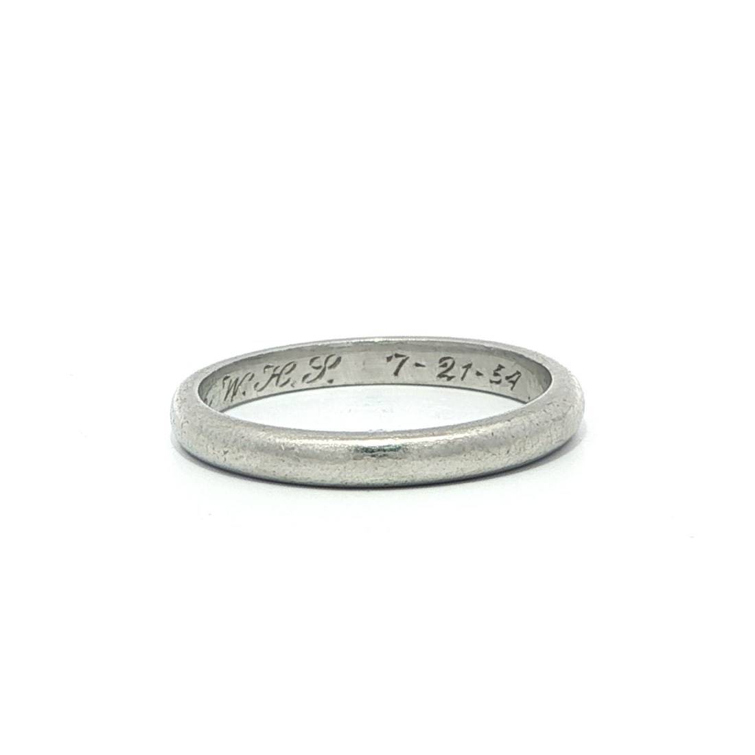 Antique Platinum 2.1mm Stackable Band Ring with Engraving: Antique Platinum 2.1mm Stackable Band Ring with Engraving This exquisite antique platinum band ring features a classic design with a width of 2.1mm, making it perfect for stacking with other rings. Cr