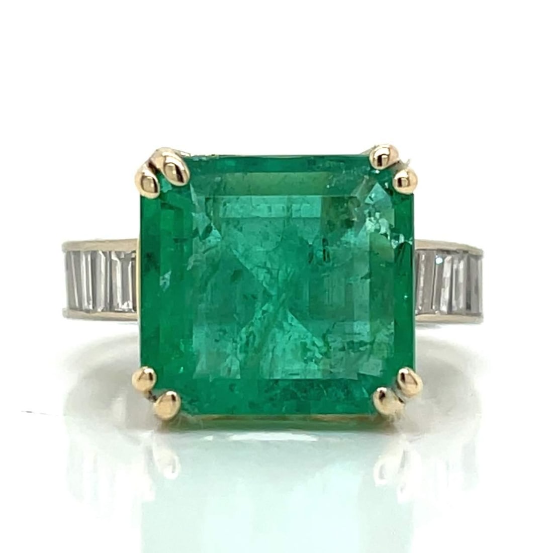 18K Gold Emerald Diamond Ring 8.64 Ct Colombian 3.00 Ct Baguette: 18K Gold Emerald Diamond Ring 8.64 Ct Colombian 3.00 Ct Baguette This exquisite ring features a stunning 8.64 Ct. Colombian Emerald, set in a luxurious combination of 18K yellow and white gold. The ri
