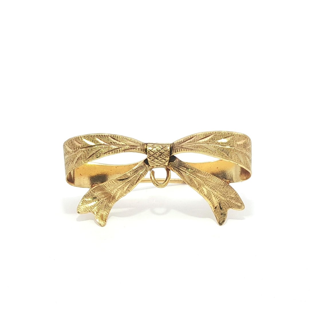 18k Yellow Gold Textured Bow Ribbon Brooch Pin: 18k Yellow Gold Textured Bow Ribbon Brooch Pin This exquisite brooch features a beautifully textured bow ribbon design, crafted from solid 18k yellow gold. Weighing 2.05 grams, this piece showcases a