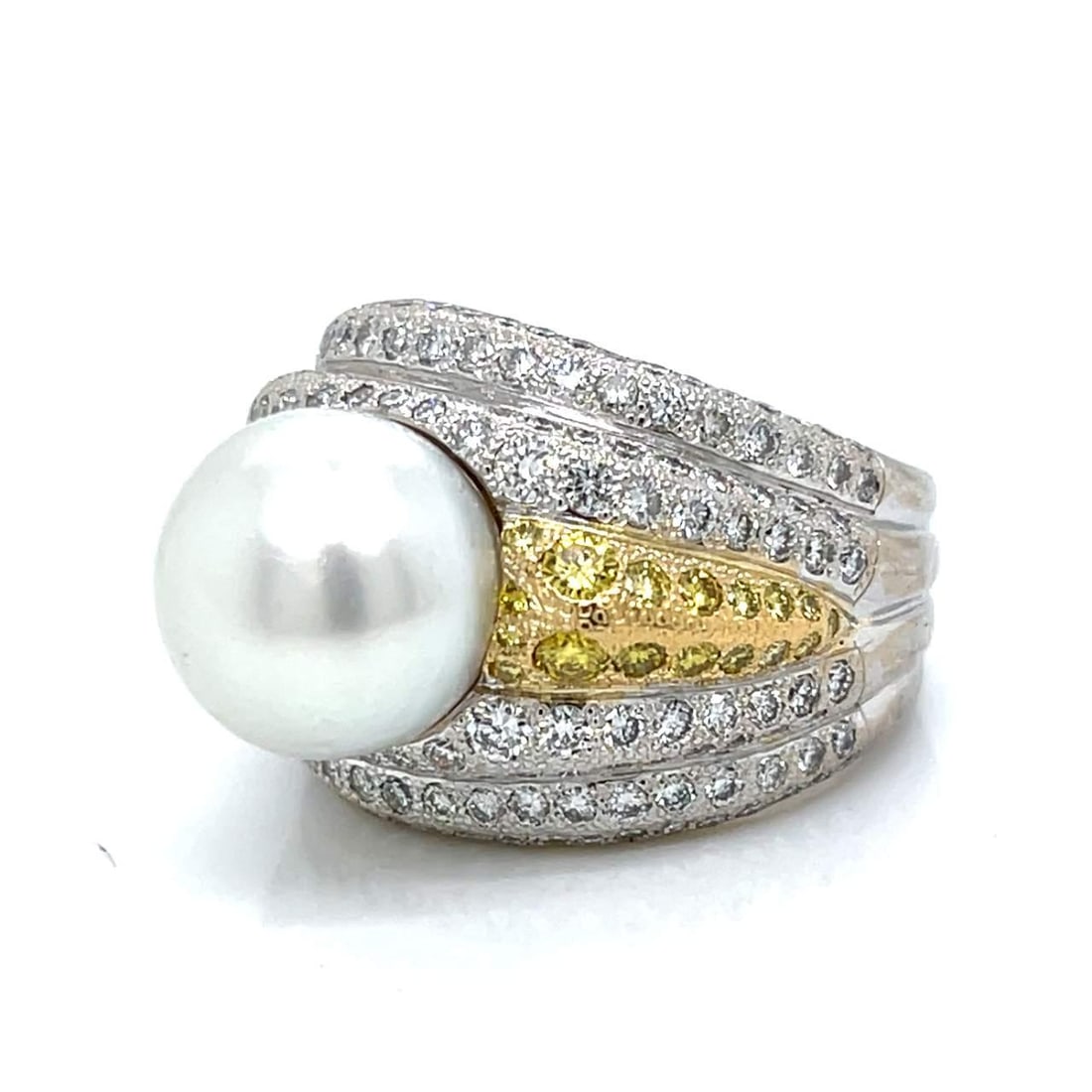 Elegant 18K White Gold Diamond and South Sea Pearl Ring: Elegant 18K White Gold Diamond and South Sea Pearl Ring This exquisite ring features a stunning 12.3mm South Sea pearl at its center, beautifully complemented by a total of 178 diamonds weighing appro