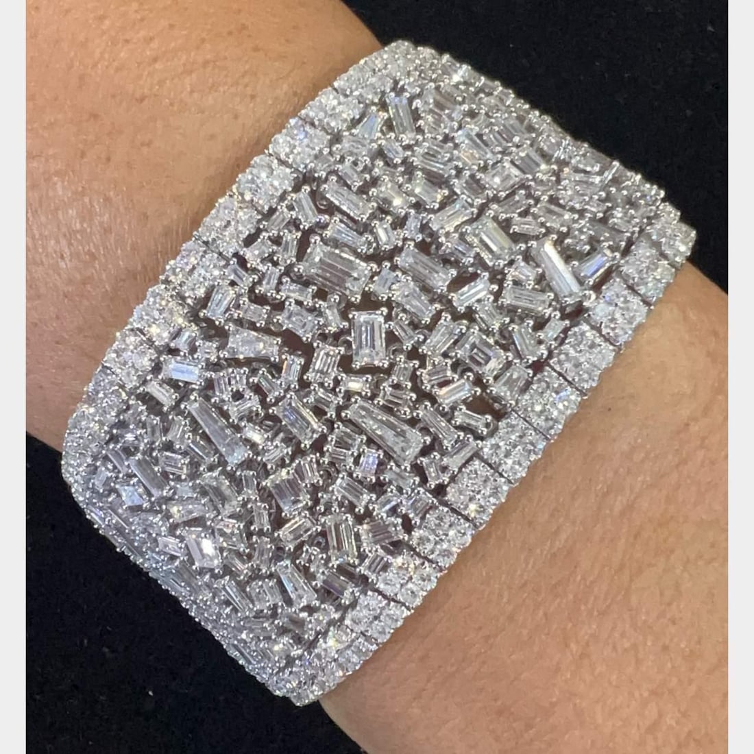 Stunning 18K White Gold 45 Ct Diamond Bracelet with 527 Baguette and 352 Round Diamonds: Stunning 18K White Gold 45 Ct Diamond Bracelet with 527 Baguette and 352 Round Diamonds This exquisite 18K White Gold bracelet showcases a stunning total diamond weight of 45.00 ct, featuring 527 Bagu