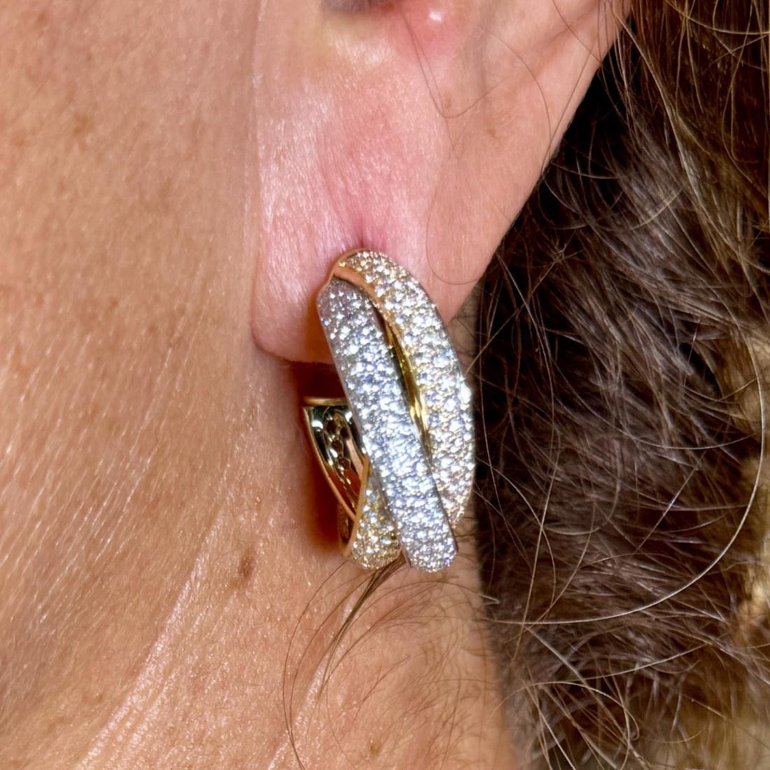 Trinity 18K Gold Diamond Earrings with 402 Stones by Cartier: Trinity 18K Gold Diamond Earrings with 402 Stones by Cartier These Cartier 18K Trinity diamond earrings feature a total of 402 diamonds with an approximate combined weight of 4.00 carats, showcasing D
