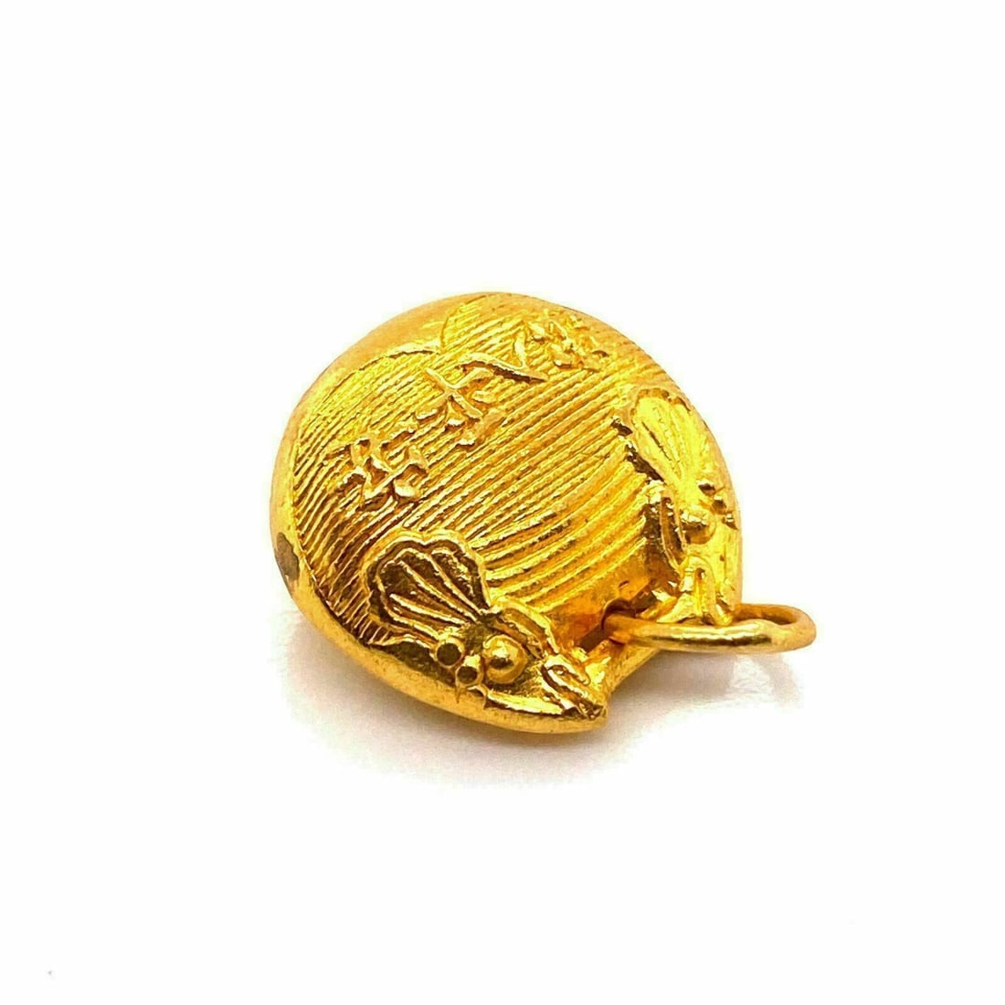 Vintage 24k Gold Textured Purse Pendant Charm: Vintage 24k Gold Textured Purse Pendant Charm This vintage purse charm pendant is crafted from 24k gold and features a unique textured design. Its elegant form makes it a sophisticated addition to any