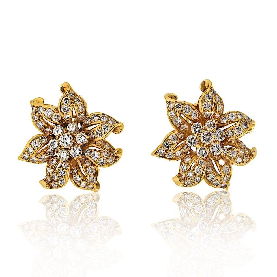 Kieselstein Cord 18K Yellow Gold 7.00ct Diamond Flower Earrings: Kieselstein Cord 18K Yellow Gold 7.00ct Diamond Flower Earrings These vintage Kieselstein Cord earrings are crafted from luxurious 18K yellow gold, featuring a stunning floral design adorned with appr