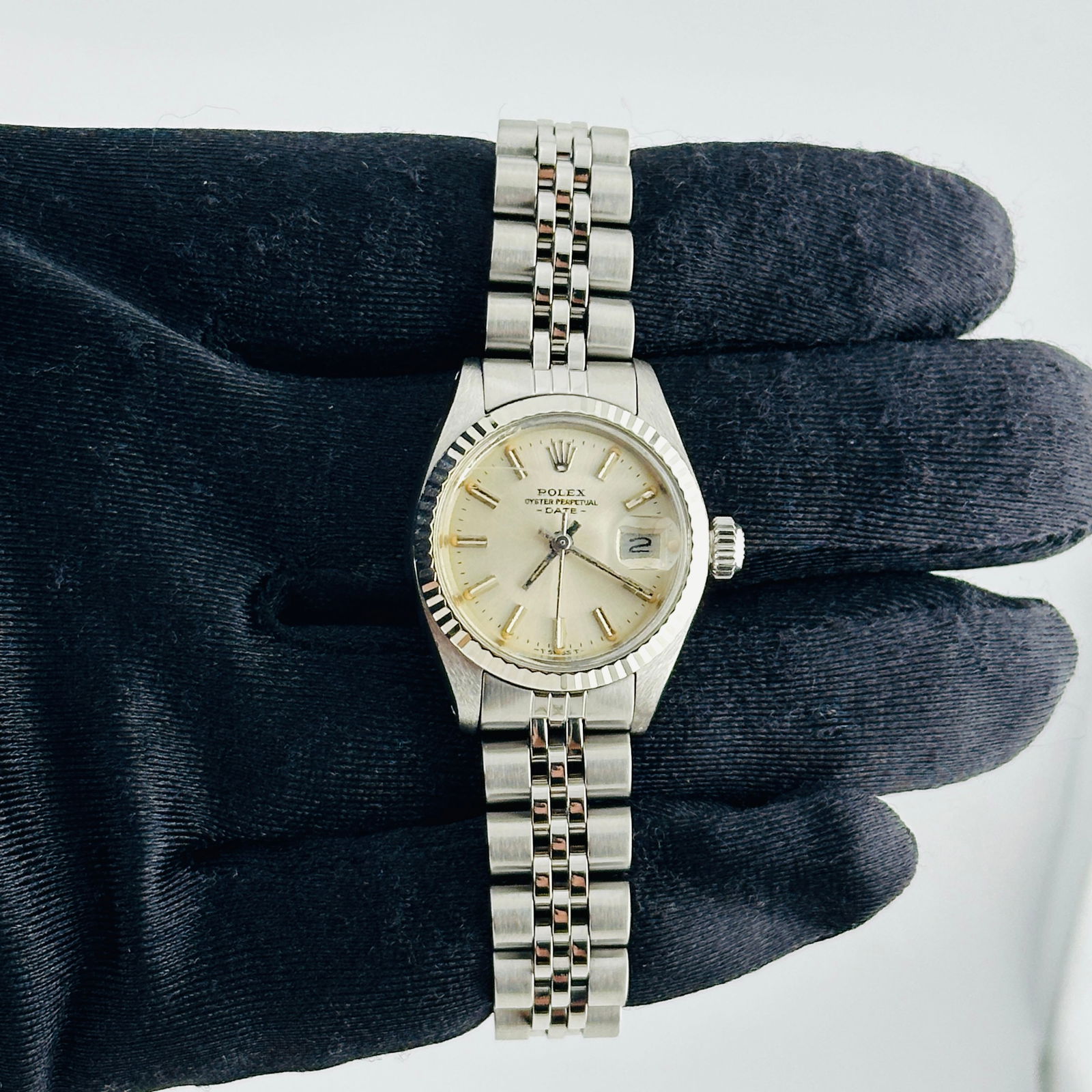 Ladies Rolex Oyster Perpetual Date 6917/4 Silver Dial Folded Jubilee Bracelet: Ladies Rolex Oyster Perpetual Date 6917/4 Silver Dial Folded Jubilee Bracelet This ladies' Rolex Oyster Perpetual Date features a silver dial, fluted bezel, and a folded Jubilee bracelet. The watch is