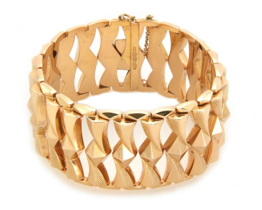 18k Rose Gold Vintage Wide Flexible Link Bracelet 8 Inch: 18k Rose Gold Vintage Wide Flexible Link Bracelet 8 Inch This retro wide open flex bracelet is crafted from 18k rose gold and features an elegant link design. The bracelet showcases a hallmark of 750