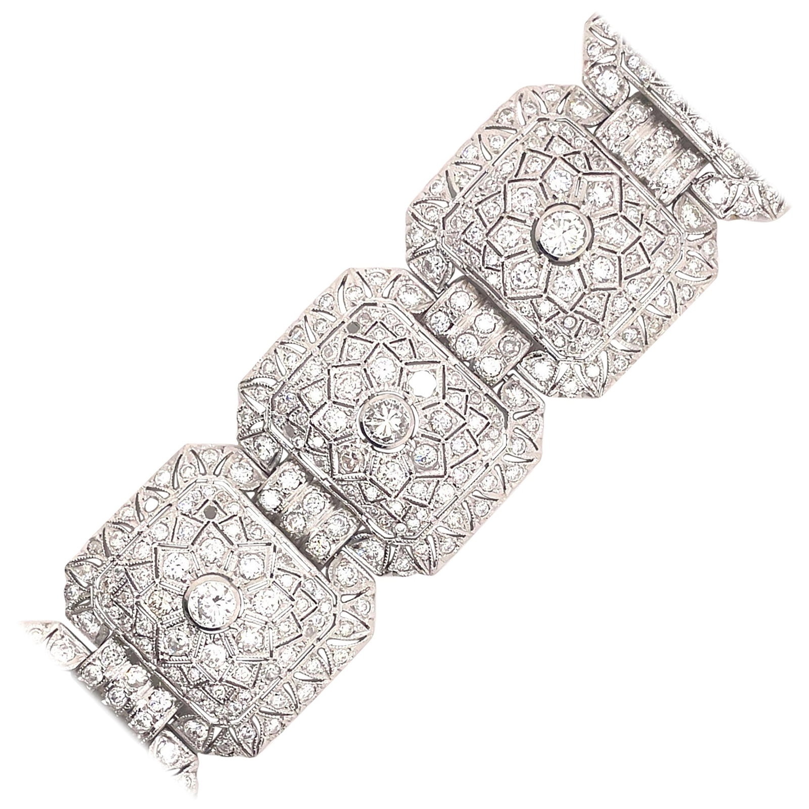 Vintage Art Deco Bracelet 16.85ct Diamonds in Platinum: Vintage Art Deco Bracelet 16.85ct Diamonds in Platinum Experience the elegance of this stunning vintage Art Deco style bracelet, featuring an impressive 16.85 carats of round brilliant white diamonds.