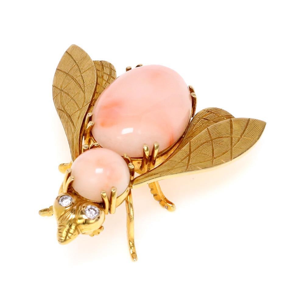 Vintage 18k Yellow Gold Fly Brooch with Diamond Eyes and Coral Body: Vintage 18k Yellow Gold Fly Brooch with Diamond Eyes and Coral Body This exquisite vintage fly brooch is a stunning example of craftsmanship, beautifully designed in 18k yellow gold. The brooch featur