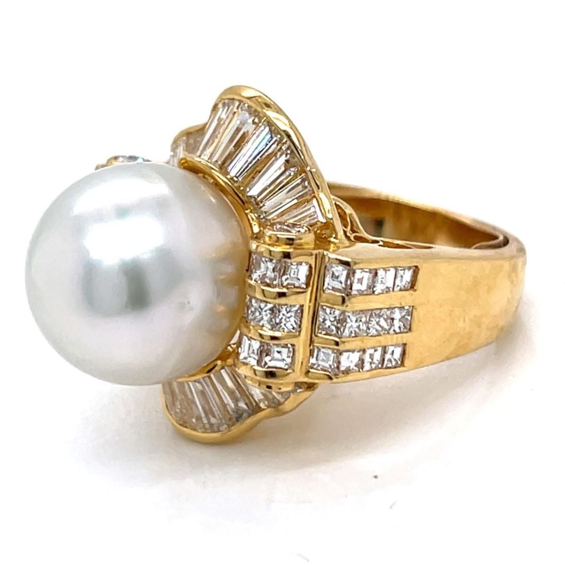18K Yellow Gold South Sea Pearl Diamond Ring 4.00 Ct: 18K Yellow Gold South Sea Pearl Diamond Ring 4.00 Ct This exquisite 18K Yellow Gold ring features a stunning 13.0mm South Sea Pearl at its center, surrounded by 66 sparkling diamonds totaling approxim