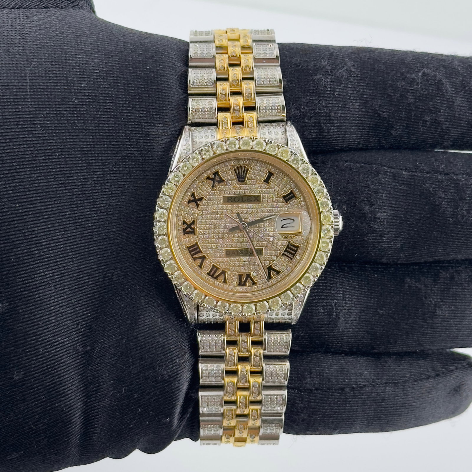 Rolex 6694 OysterDate Unisex Watch Gold Roman Dial Jubilee Bracelet: Rolex 6694 OysterDate Unisex Watch Gold Roman Dial Jubilee Bracelet This Rolex Oyster Perpetual Date watch features a gold dial with Roman numerals and a prong plated bezel. It is equipped with a Jubi