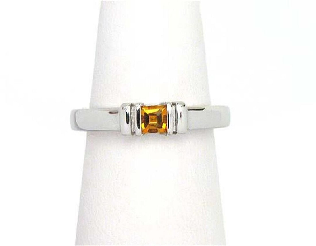 Di Modolo 18k White Gold Citrine Ring in Size 6.5: Di Modolo 18k White Gold Citrine Ring in Size 6.5 This Di Modolo stack ring is crafted from solid 18k white gold and features a vibrant citrine gemstone in a refined design. The ring is elegant and ve