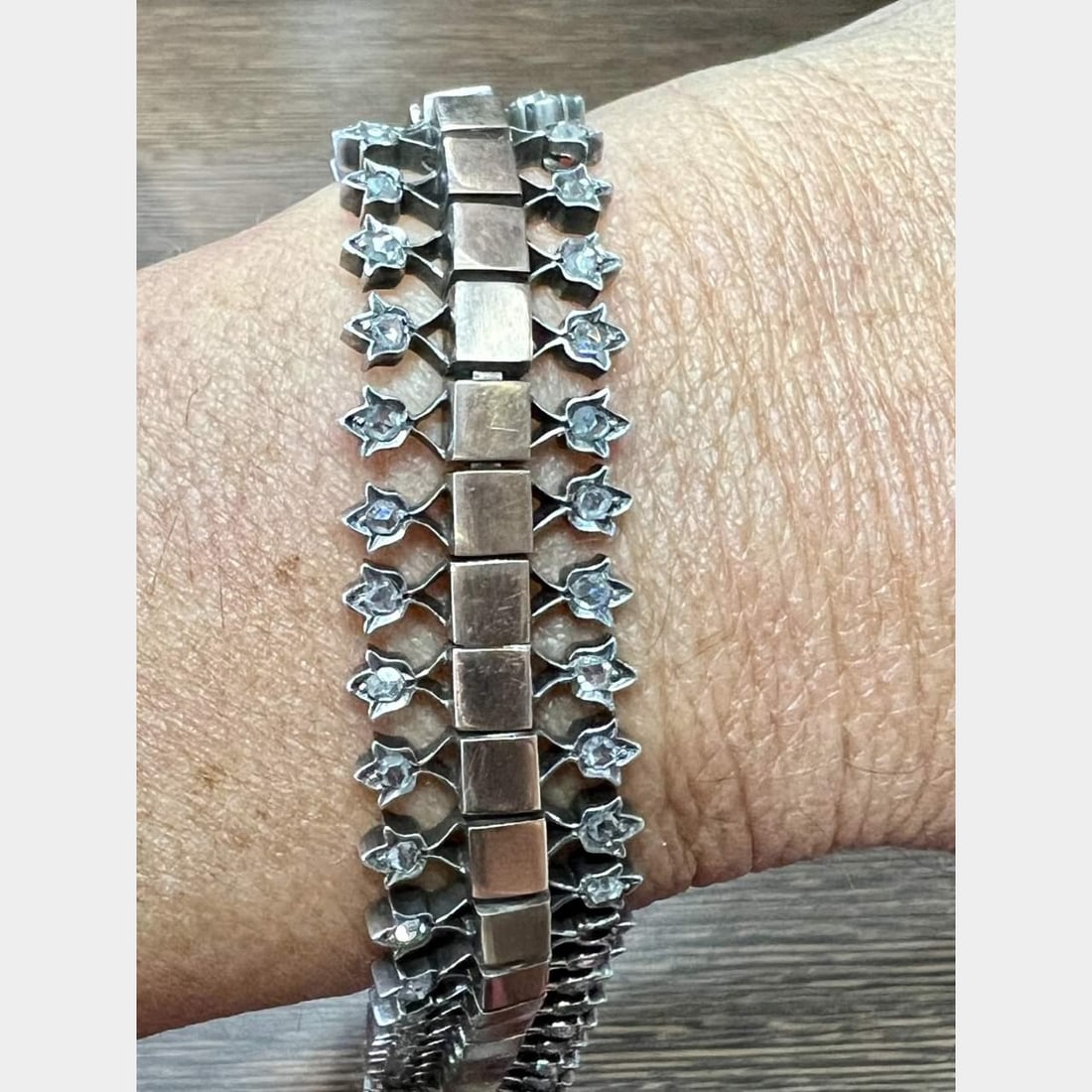 Victorian Rose Gold Silver Top 78 Diamond Bracelet 2.00 Ct: Victorian Rose Gold Silver Top 78 Diamond Bracelet 2.00 Ct This exquisite Victorian bracelet features a stunning combination of rose gold and silver topped metal. It is adorned with 78 rose-cut diamon