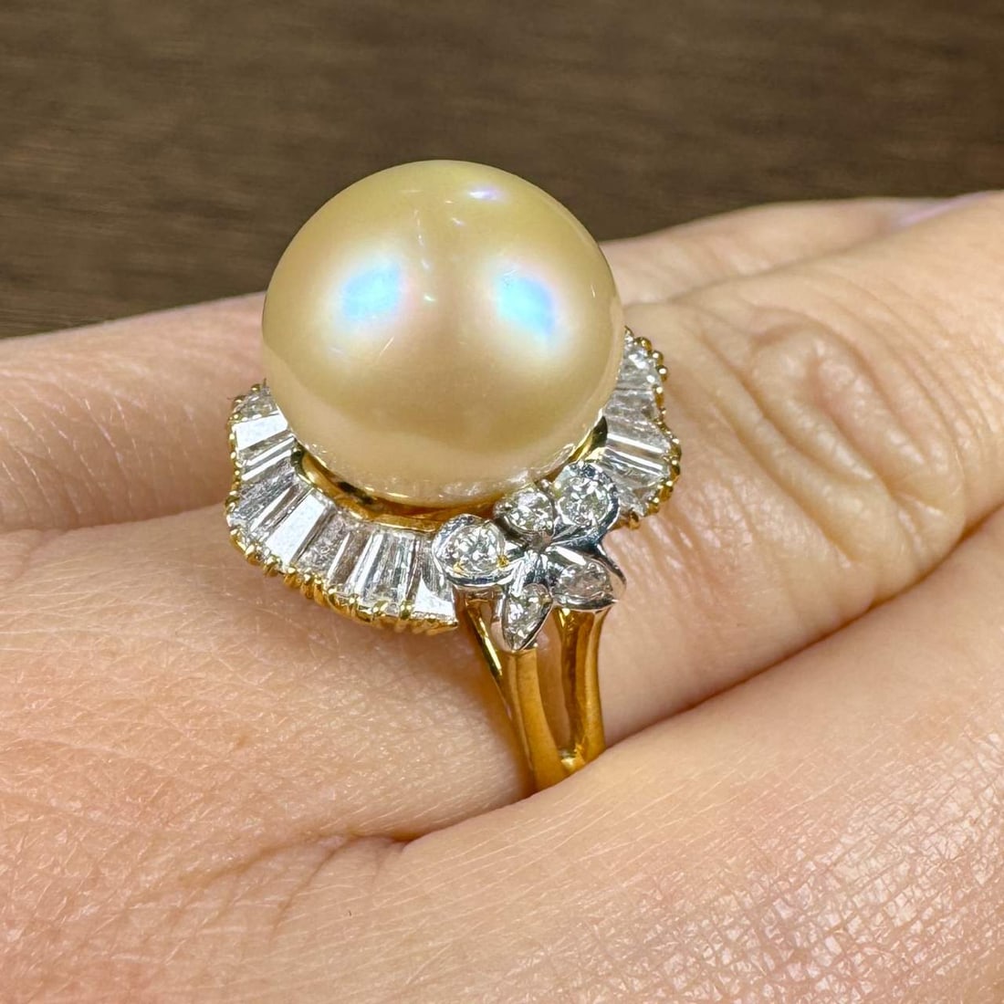Elegant 18K Yellow Gold South Sea Pearl Diamond Ring 1.10 Ct: Elegant 18K Yellow Gold South Sea Pearl Diamond Ring 1.10 Ct This exquisite 18K Yellow Gold ring features a stunning 13.0mm South Sea Pearl at its center, surrounded by 34 sparkling diamonds totaling