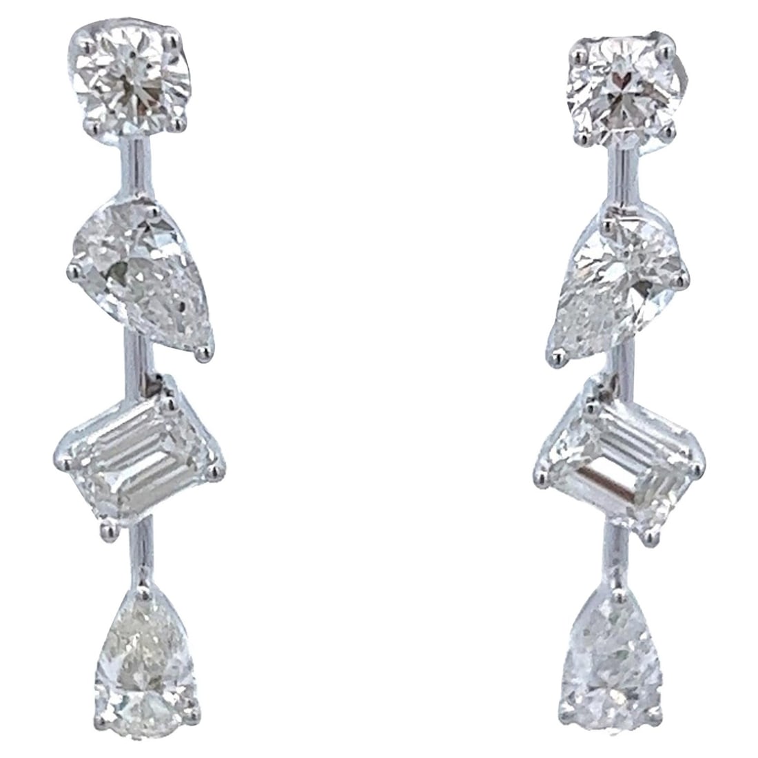 2.50ct Diamond Drop Earrings in 18k White Gold: 2.50ct Diamond Drop Earrings in 18k White Gold Elevate your elegance with these stunning multi diamond drop earrings, crafted from luxurious 18k white gold. Featuring a total diamond weight of 2.50 ca