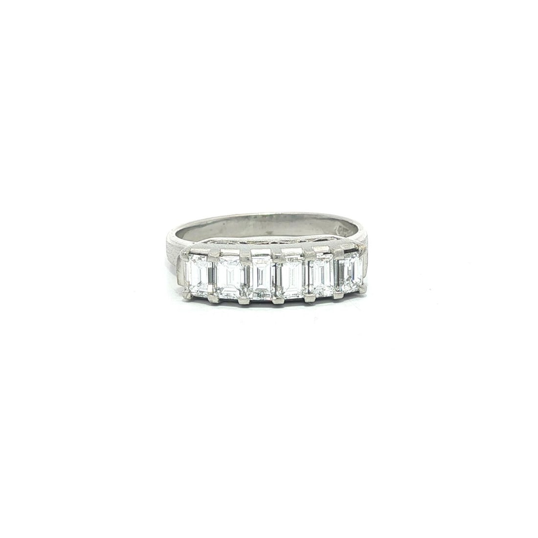 Vintage Platinum 1.0ctw Step Cut Diamond Band Ring Size 5: Vintage Platinum 1.0ctw Step Cut Diamond Band Ring Size 5 This exquisite vintage band ring is crafted from solid platinum and features a stunning arrangement of eight natural, genuine diamonds. Each d