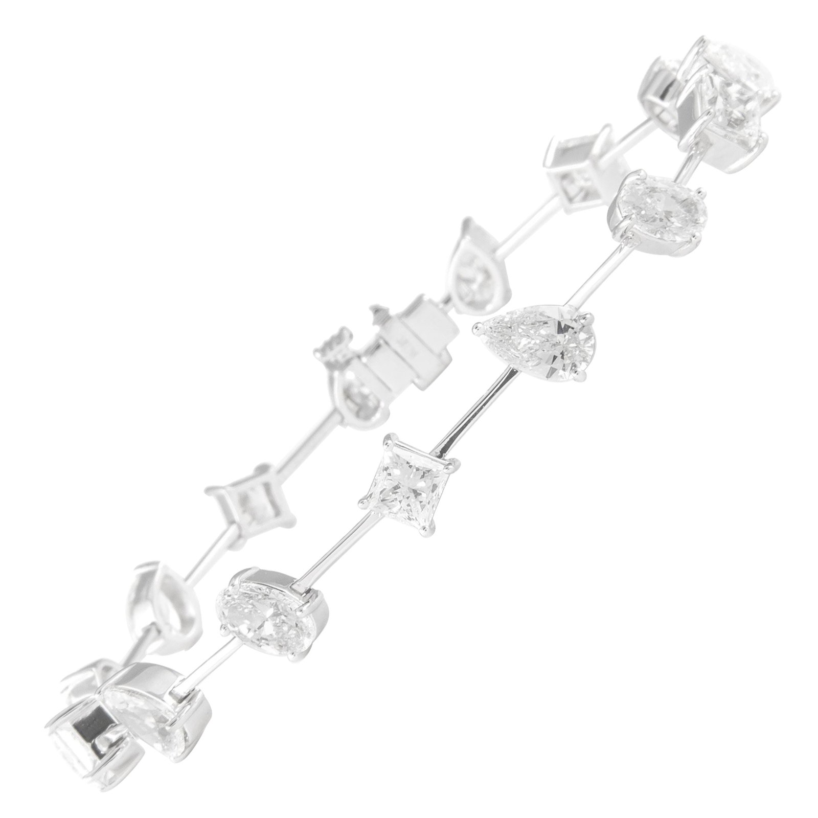 7.52ct Diamond Bracelet in 18k White Gold: 7.52ct Diamond Bracelet in 18k White Gold This stunning modern bracelet features a captivating mix of 15 natural diamonds, including pear shape, oval, and princess cuts, totaling 7.52 carats (approxim