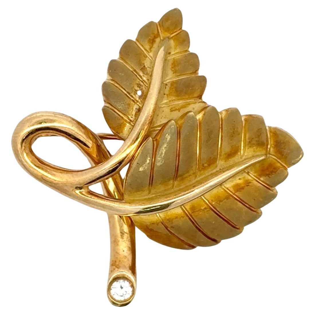 Tiffany & Co 18K Yellow Gold Leaf Brooch with Diamond 2003 17g: Tiffany & Co 18K Yellow Gold Leaf Brooch with Diamond 2003 17g This exquisite brooch from Tiffany & Co. showcases a contemporary floral leaf design crafted from 18 karat yellow gold. The piece feature