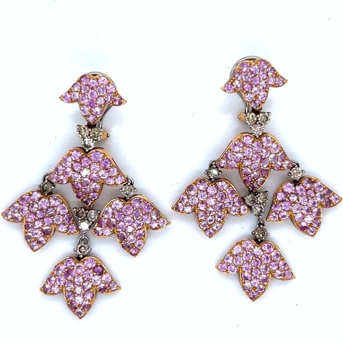 18K Yellow Gold Earrings with Champagne Diamonds and Pink Sapphires: 18K Yellow Gold Earrings with Champagne Diamonds and Pink Sapphires These stunning 18K Yellow Gold earrings feature an exquisite combination of Champagne Diamonds and Pink Sapphires. Weighing 25.6 gra