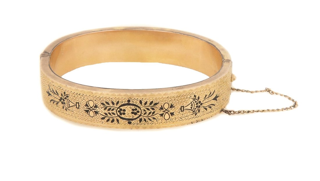 Vintage 10k Yellow Gold Enamel Floral Hinge Bracelet 13mm Wide: Vintage 10k Yellow Gold Enamel Floral Hinge Bracelet 13mm Wide This vintage hinge bracelet showcases a stunning oval shape, crafted from 10k yellow gold. It features intricate black enamel floral desi