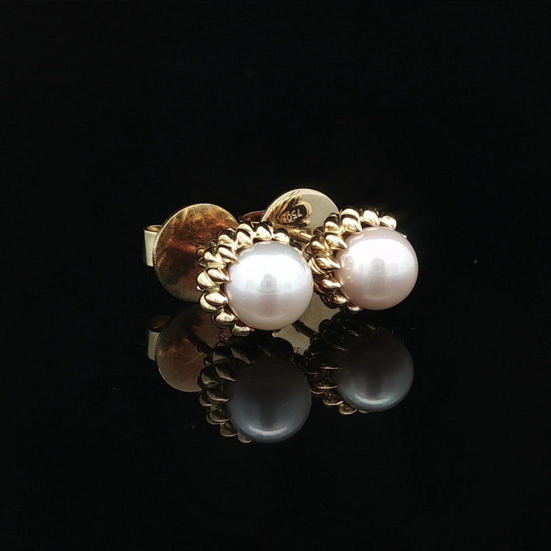 Tiffany Schlumberger Acorn 18k Gold Stud Earrings with 7.2mm Akoya Pearls: Tiffany Schlumberger Acorn 18k Gold Stud Earrings with 7.2mm Akoya Pearls These Tiffany & Co. Schlumberger Acorn stud earrings feature two genuine cultured Akoya pearls, each approximately 7.2mm in di