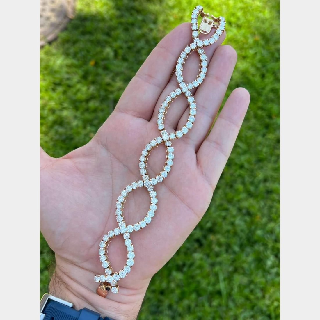 Stunning 18K Yellow Gold 27 Ct Diamond Bracelet 108 Stones F-G VVS-VS: Stunning 18K Yellow Gold 27 Ct Diamond Bracelet 108 Stones F-G VVS-VS This exquisite bracelet is crafted from 18K yellow gold and features a stunning arrangement of 108 diamonds totaling approximately