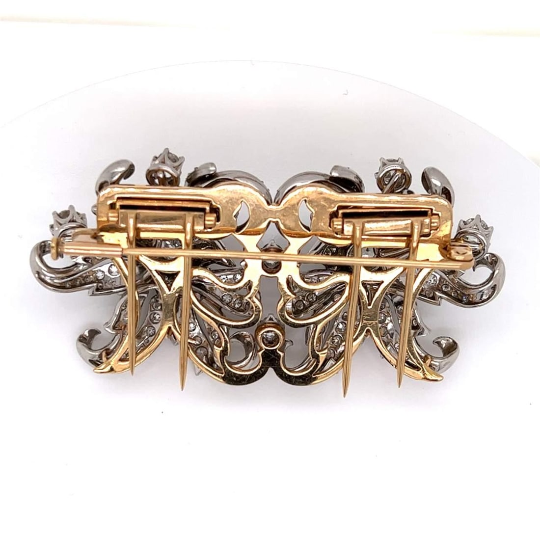 18K Yellow Gold Platinum Diamond Brooch 66.2g 3 Inch: 18K Yellow Gold Platinum Diamond Brooch 66.2g 3 Inch This exquisite brooch features a stunning combination of 18K yellow gold and platinum, making it a luxurious addition to any jewelry collection. We