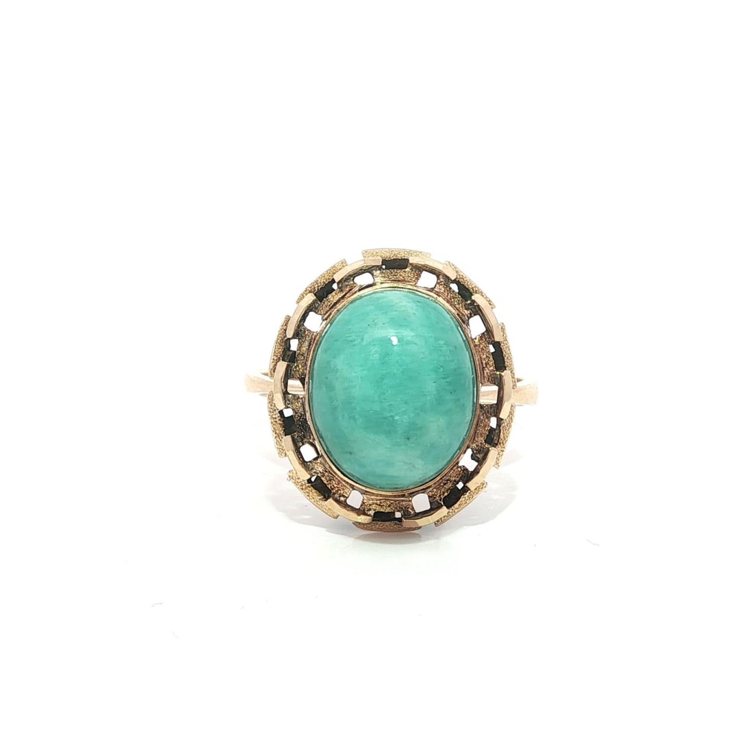 Vintage Yellow Gold 16-18k Blue Oval Cabochon Ring Size 7.5: Vintage Yellow Gold 16-18k Blue Oval Cabochon Ring Size 7.5 This vintage ring showcases a stunning oval cabochon blue stone, meticulously bezel set within a detailed frame. Crafted from solid 16-18k y
