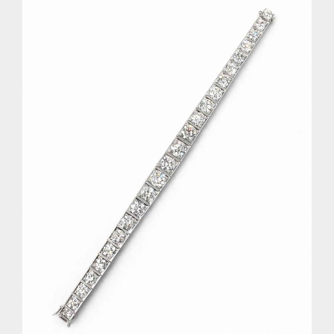 Graduated Diamond Bracelet in Platinum 23.72 Ct with GIA Certification: Graduated Diamond Bracelet in Platinum 23.72 Ct with GIA Certification This platinum bracelet features a total diamond weight of 23.72 carats. It is set with a GIA certified 1.52 carat diamond of G co