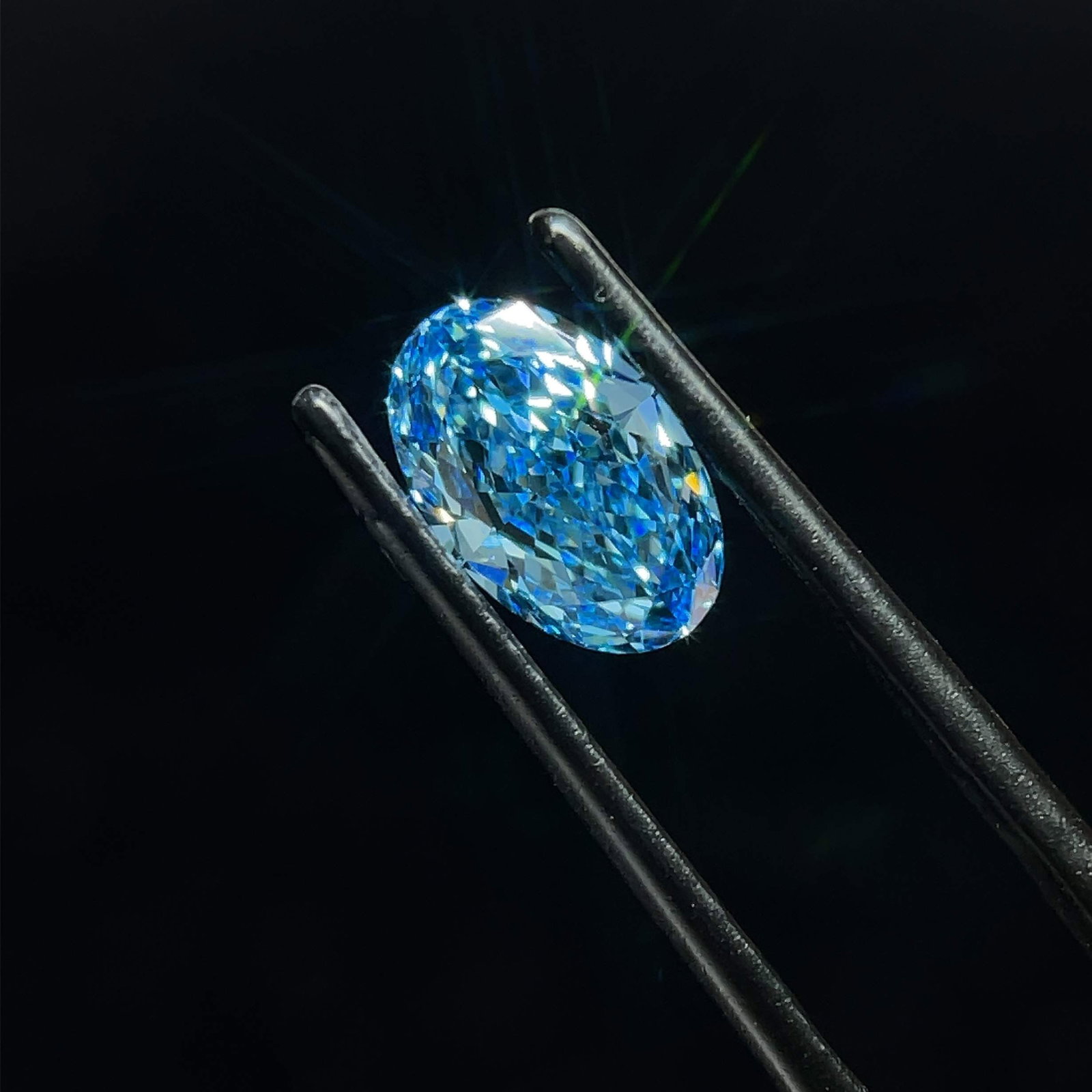 Loose Diamond - OVAL 1.58ct Fancy Vivid Blue VS1: Loose Diamond - OVAL 1.58ct Fancy Vivid Blue VS1 Source: This is a real non-mined Diamond that has been grown in a lab Shape: OVAL Carats: 1.58 Color: Fancy Vivid Blue Certification: IGI Video: