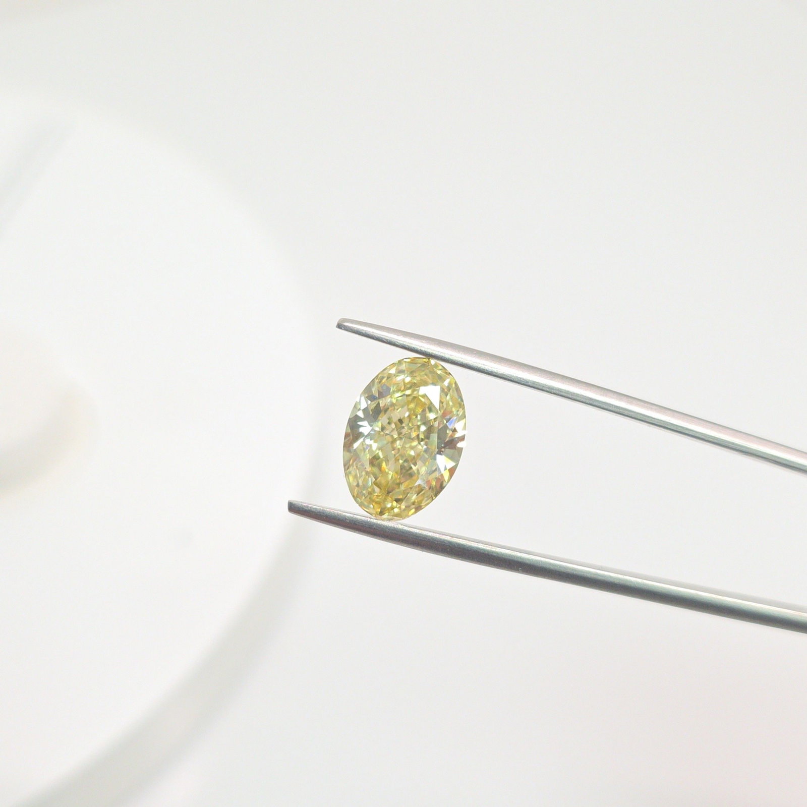 Loose Diamond - OVAL 4.02ct Fancy Intense Yellow VS2: Loose Diamond - OVAL 4.02ct Fancy Intense Yellow VS2 Source: This is a real non-mined Diamond that has been grown in a lab Shape: OVAL Carats: 4.02 Color: Fancy Intense Yellow Certification: IGI Video