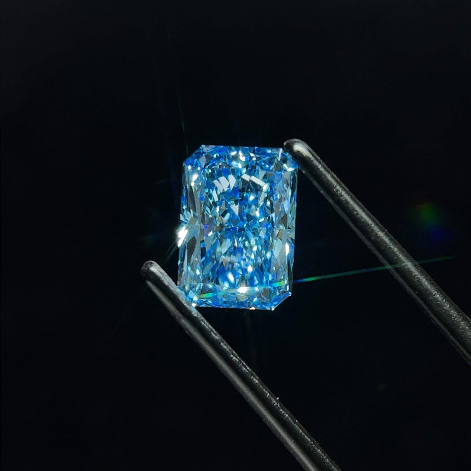 Loose Diamond - RADIANT 1.91ct Fancy Vivid Blue VS1: Loose Diamond - RADIANT 1.91ct Fancy Vivid Blue VS1 Source: This is a real non-mined Diamond that has been grown in a lab Shape: RADIANT Carats: 1.91 Color: Fancy Vivid Blue Certification: IGI Video: