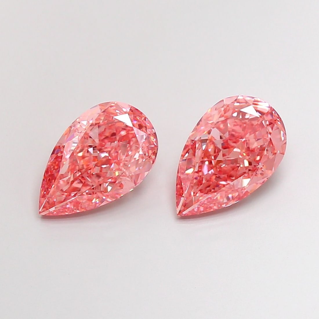 Loose Diamond - PEAR 4.03ct Fancy Vivid Pink VS1: Loose Diamond - PEAR 4.03ct Fancy Vivid Pink VS1 Source: This is a real non-mined Diamond that has been grown in a lab Shape: PEAR Carats: 4.03 Color: Fancy Vivid Pink Certification: IGI Video:
