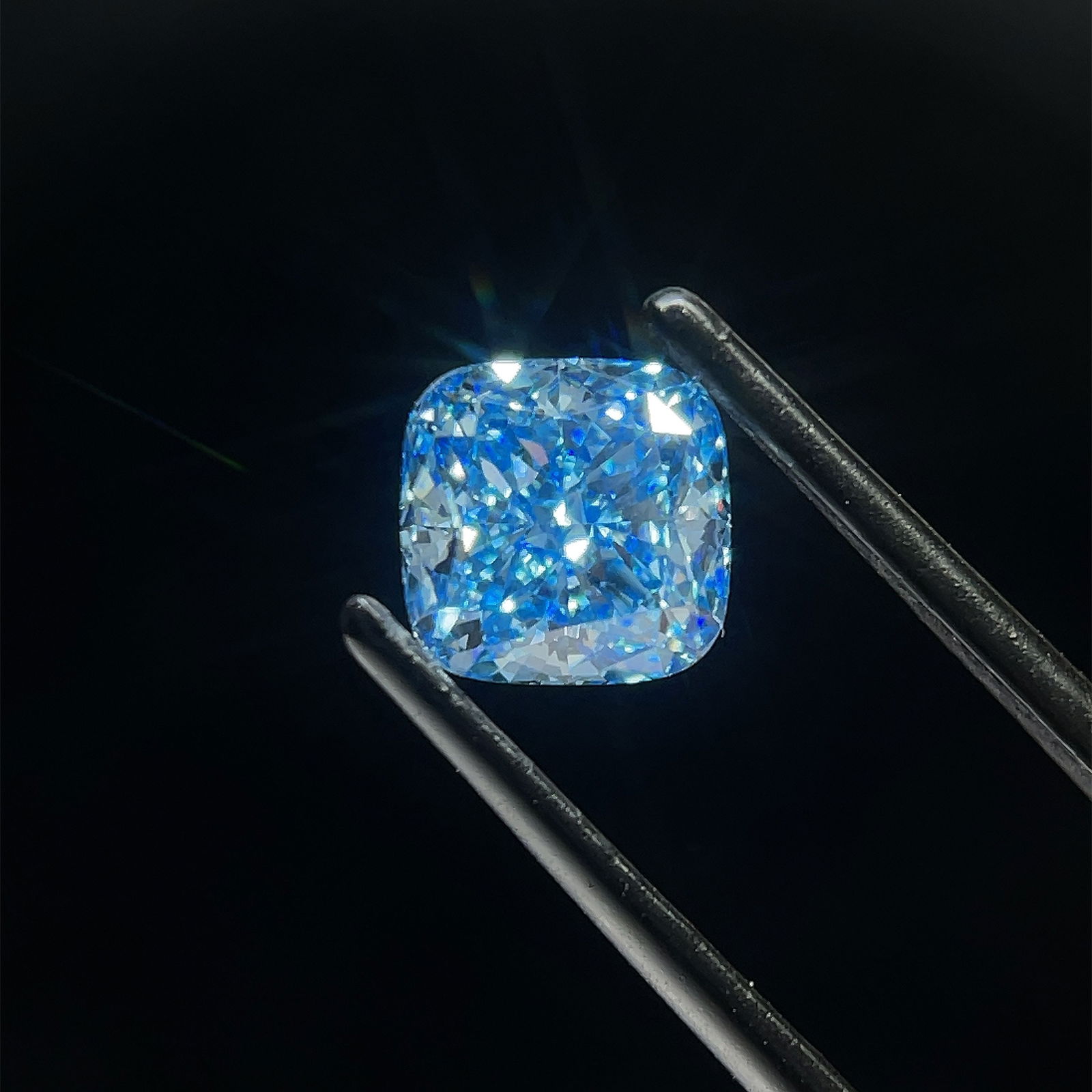 Loose Diamond - CUSHION BRILLIANT 1.56ct Fancy Vivid Blue VS2: Loose Diamond - CUSHION BRILLIANT 1.56ct Fancy Vivid Blue VS2 Source: This is a real non-mined Diamond that has been grown in a lab Shape: CUSHION BRILLIANT Carats: 1.56 Color: Fancy Vivid Blue Certif