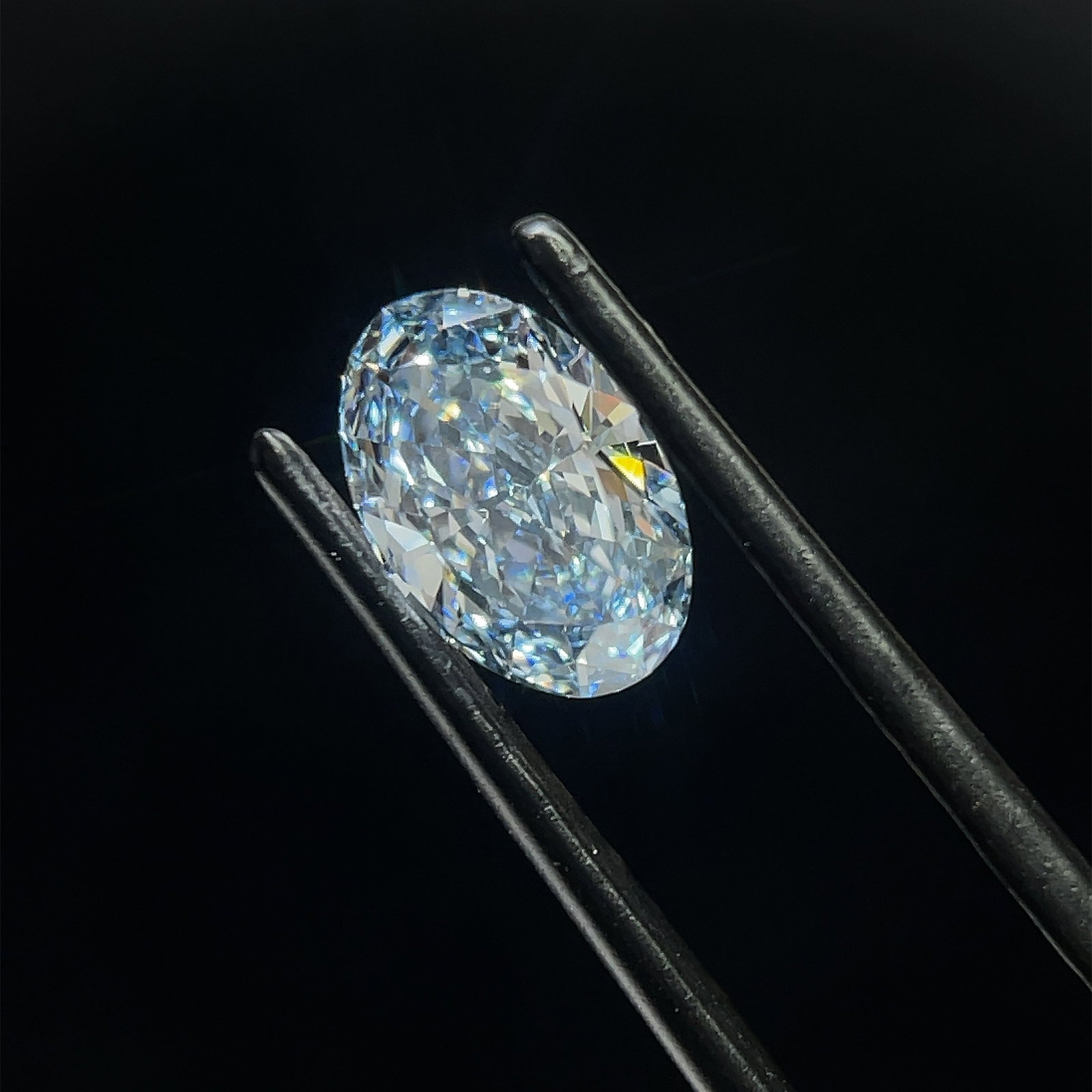 Loose Diamond - OVAL 1.42ct Blue VS1: Loose Diamond - OVAL 1.42ct Blue VS1 Source: This is a real non-mined Diamond that has been grown in a lab Shape: OVAL Carats: 1.42 Color: Blue Certification: NONE PLEASE NOTE: Framed, Large, or heavy