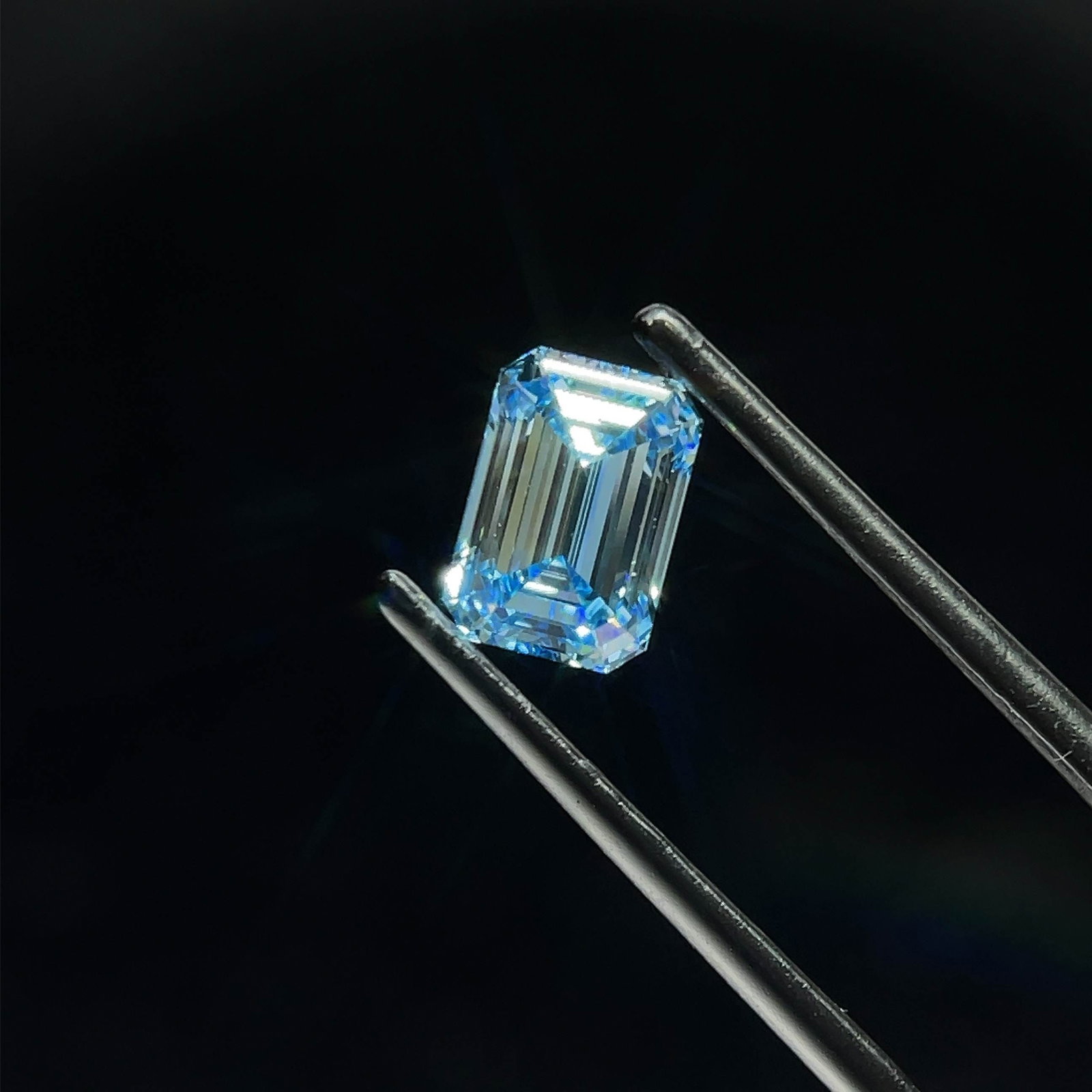 Loose Diamond - EMERALD 1.37ct Fancy Vivid Blue VS1: Loose Diamond - EMERALD 1.37ct Fancy Vivid Blue VS1 Source: This is a real non-mined Diamond that has been grown in a lab Shape: EMERALD Carats: 1.37 Color: Fancy Vivid Blue Certification: IGI Video: