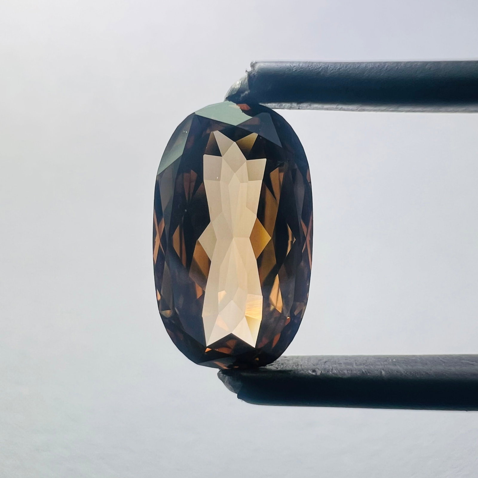 Loose Diamond - OVAL 1.27ct Brown VS2: Loose Diamond - OVAL 1.27ct Brown VS2 Source: This is a real non-mined Diamond that has been grown in a lab Shape: OVAL Carats: 1.27 Color: Brown Certification: NONE PLEASE NOTE: Framed, Large, or hea