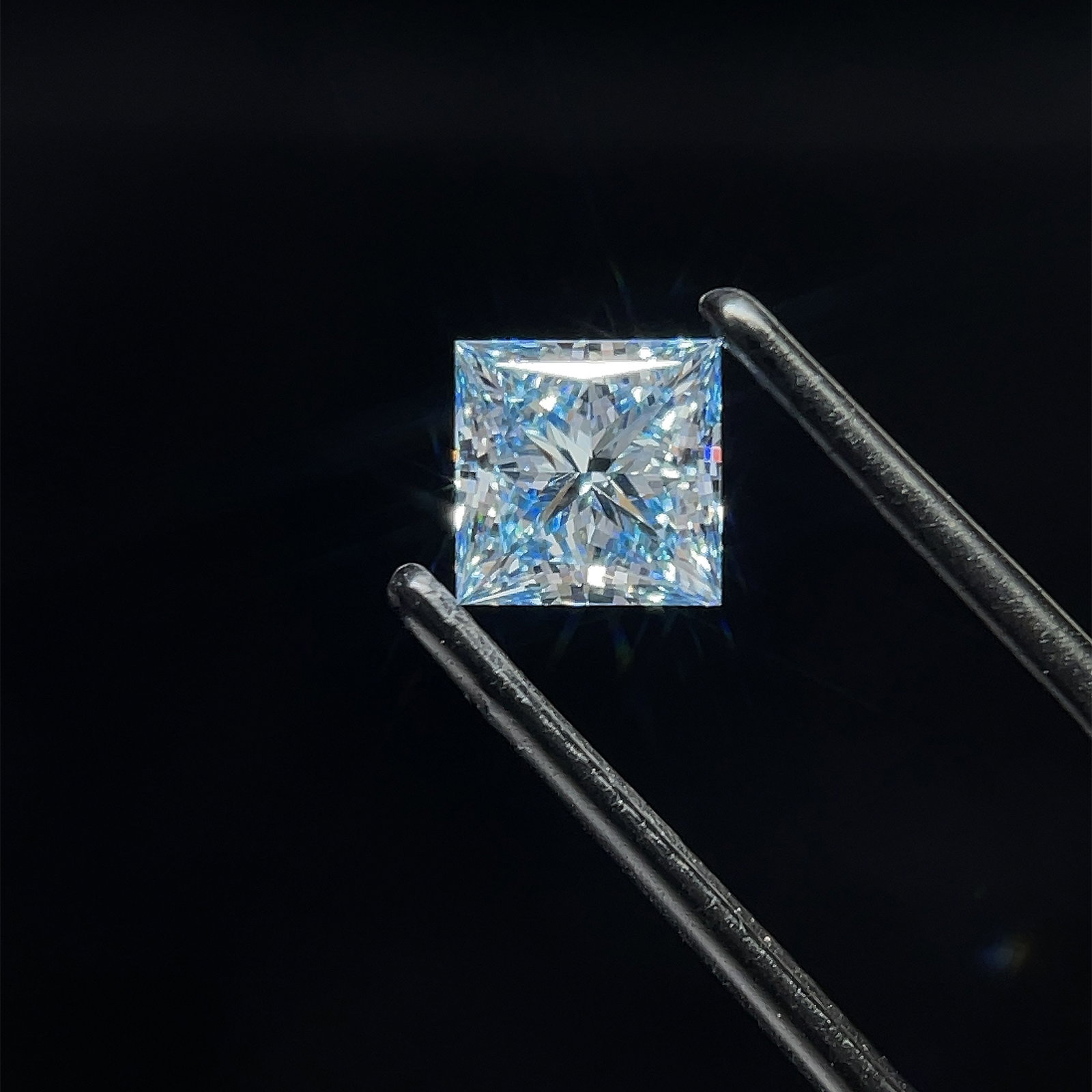 Loose Diamond - PRINCESS 1.02ct Blue VS2: Loose Diamond - PRINCESS 1.02ct Blue VS2 Source: This is a real non-mined Diamond that has been grown in a lab Shape: PRINCESS Carats: 1.02 Color: Blue Certification: NONE PLEASE NOTE: Framed, Large,