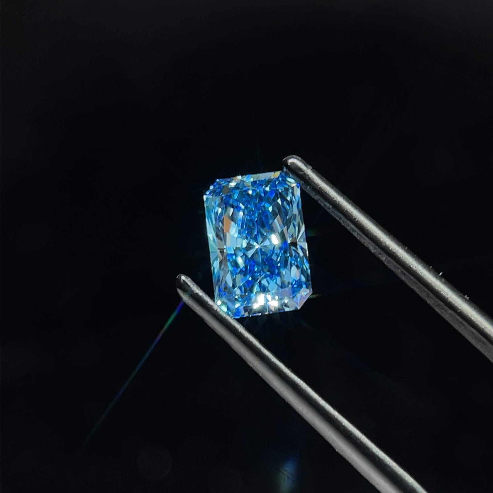 Loose Diamond - RADIANT 1.58ct Fancy Vivid Blue VS1: Loose Diamond - RADIANT 1.58ct Fancy Vivid Blue VS1 Source: This is a real non-mined Diamond that has been grown in a lab Shape: RADIANT Carats: 1.58 Color: Fancy Vivid Blue Certification: IGI Video: