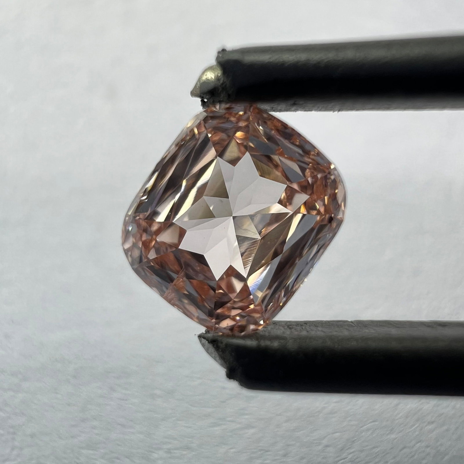 Loose Diamond - CUSHION BRILLIANT 0.69ct Pink VVS2: Loose Diamond - CUSHION BRILLIANT 0.69ct Pink VVS2 Source: This is a real non-mined Diamond that has been grown in a lab Shape: CUSHION BRILLIANT Carats: 0.69 Color: Pink Certification: NONE PLEASE NO