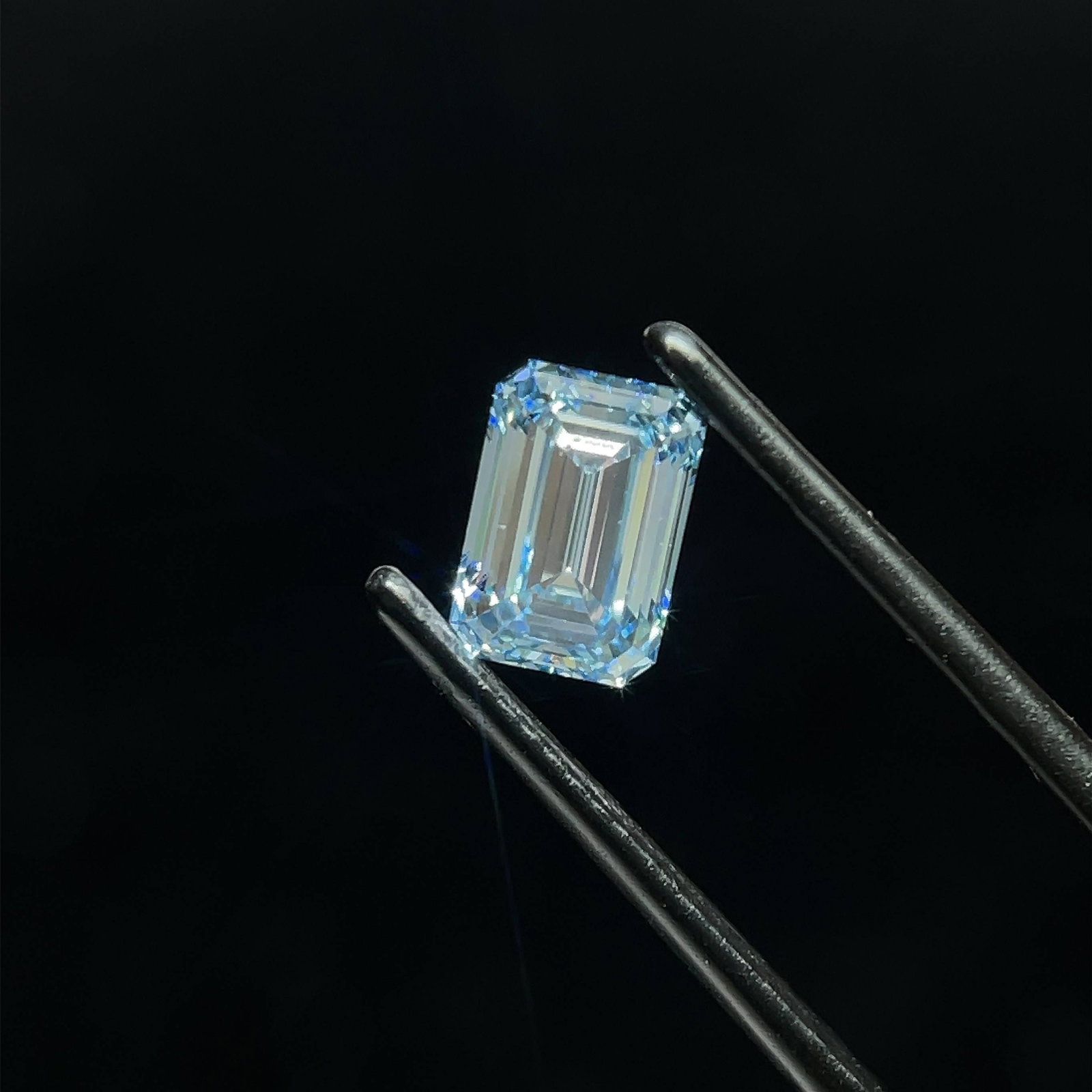Loose Diamond - EMERALD 1.2ct Fancy Intense Blue VS2: Loose Diamond - EMERALD 1.2ct Fancy Intense Blue VS2 Source: This is a real non-mined Diamond that has been grown in a lab Shape: EMERALD Carats: 1.2 Color: Fancy Intense Blue Certification: IGI Video