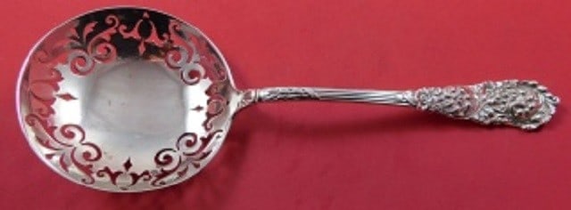 Reed and Barton Trajan Sterling Silver Serving Spoon 8.5 inches: Reed and Barton Trajan Sterling Silver Serving Spoon 8.5 inches Experience the elegance of the Trajan pattern by Reed and Barton with this exquisite sterling silver pea spoon. Measuring 8 1/2 inches,