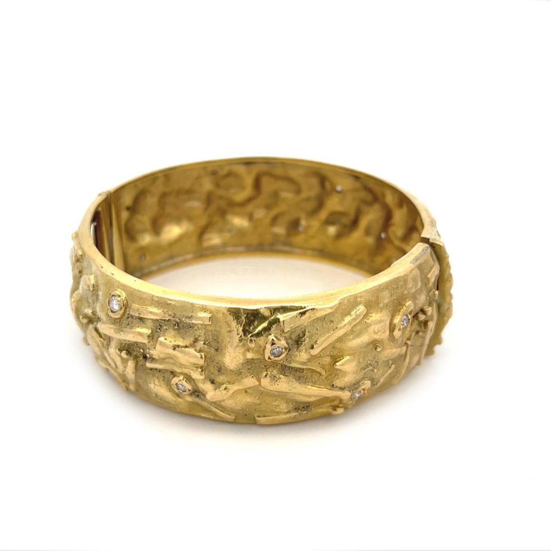 Estate 18k Yellow Gold Wide Hinge Bracelet with Diamonds: Estate 18k Yellow Gold Wide Hinge Bracelet with Diamonds This exquisite estate bracelet showcases a striking 21mm wide hinge design, meticulously crafted from 18k yellow gold. The bracelet features a