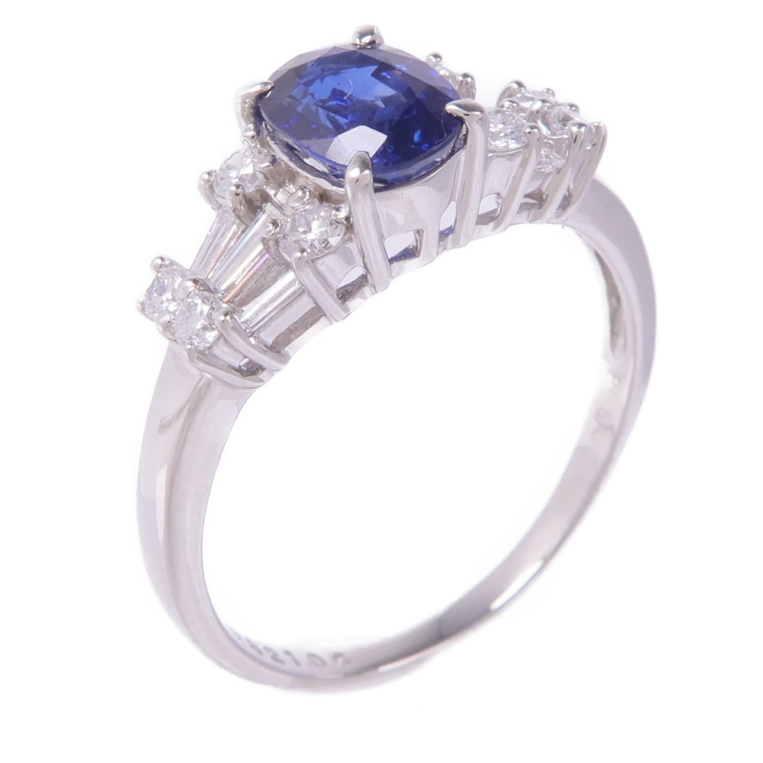 Sapphire Diamond Ring in Pt900 Platinum Size 7.25: Sapphire Diamond Ring in Pt900 Platinum Size 7.25 This exquisite ring showcases a stunning blue sapphire, elegantly set in high-quality Pt900 platinum. With a ring size of 7.25, it features a sophisti