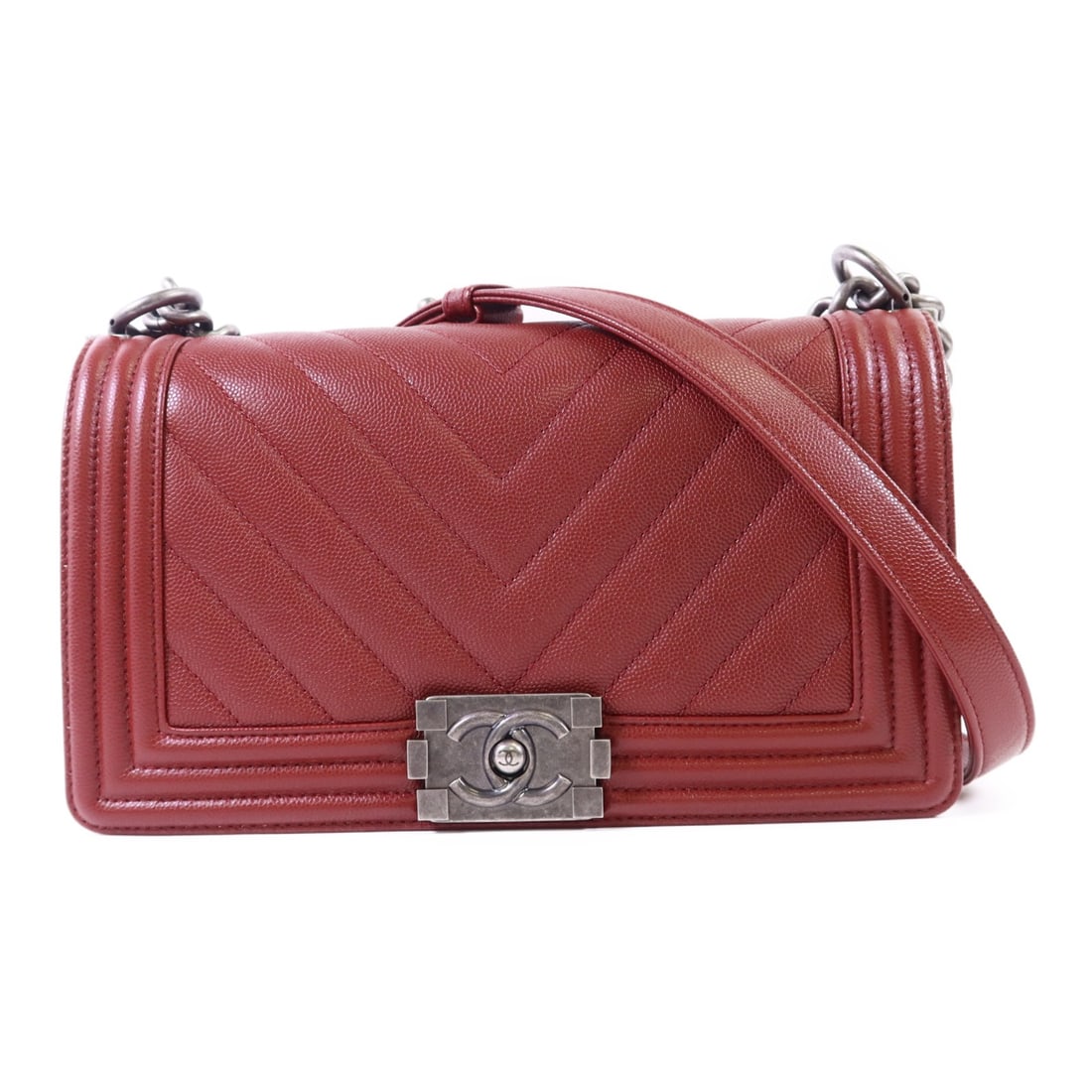 Red Calfskin Chanel Boy 25 Shoulder Bag Silver Tone Chain A67086: Red Calfskin Chanel Boy 25 Shoulder Bag Silver Tone Chain A67086 This CHANEL Boy 25 chain shoulder bag is crafted from red calfskin leather and features the iconic CC design with silver tone hardware.